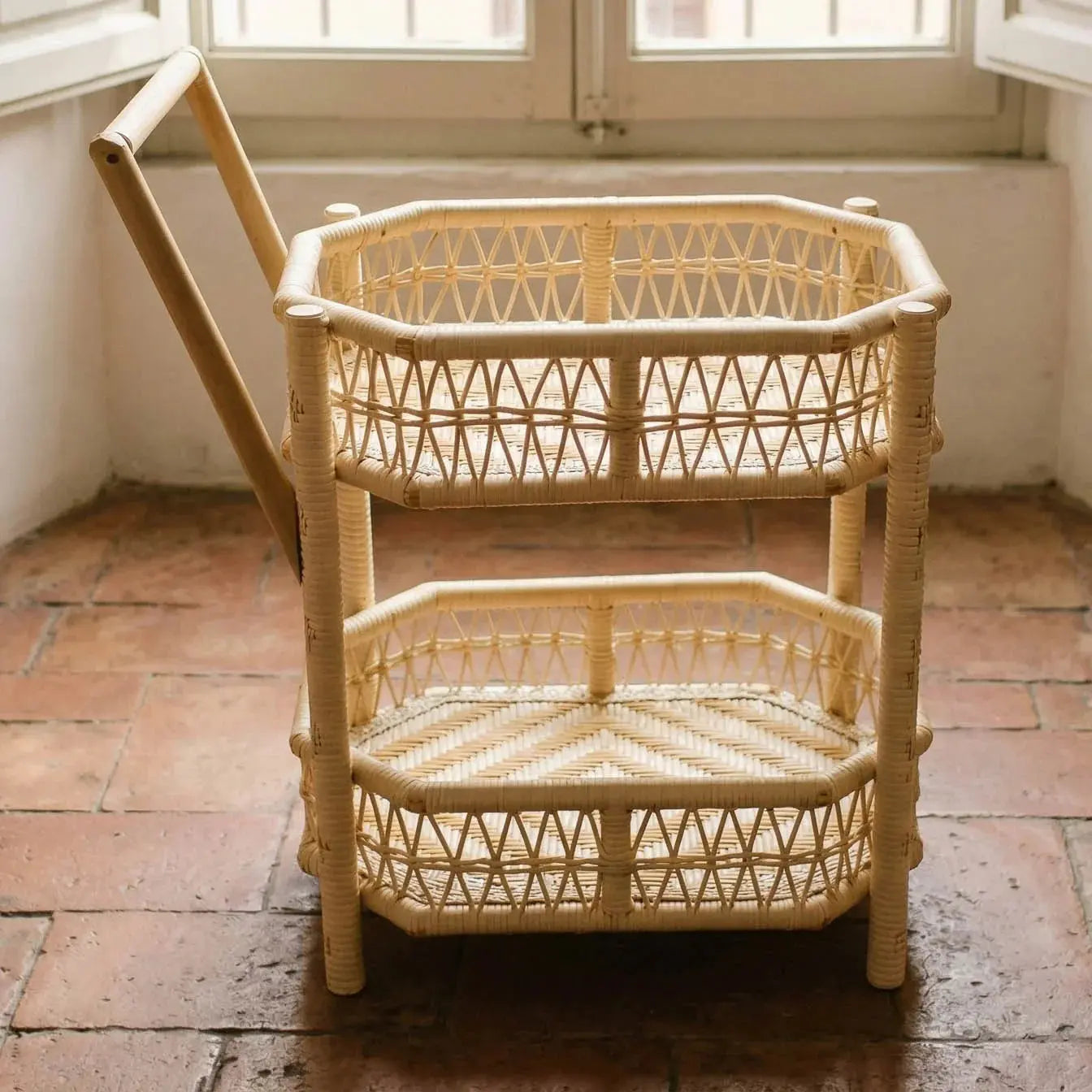 Close-up of midollino weaving pattern on a decorative homeware piece by Stefano Paravani